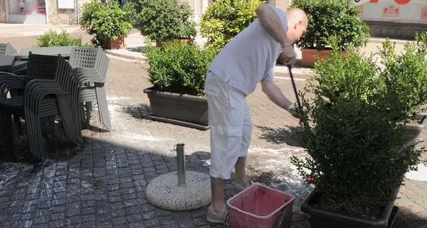 «Guerra» della movida imbrattato il bar Randrè