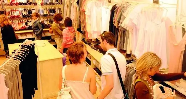 Negozi aperti di domenica, primo stop per il Comune