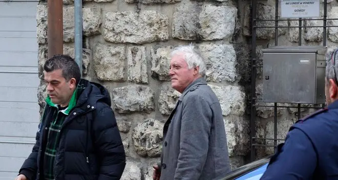Sequestrato e picchiato nella sua villa