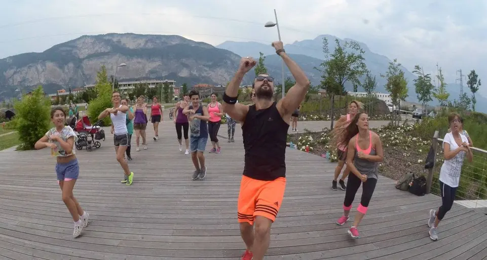 Al parco di Melta mamme e bambini al ritmo di zumba