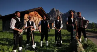 \"Ga l'Züv\": sulle Dolomiti la versione estiva dello spot Skoda anti-bauscia / Video