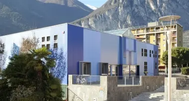 Sprechi in piscina con docce e phon