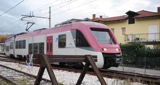 Spranghe sulle rotaie allarme a Roncafort