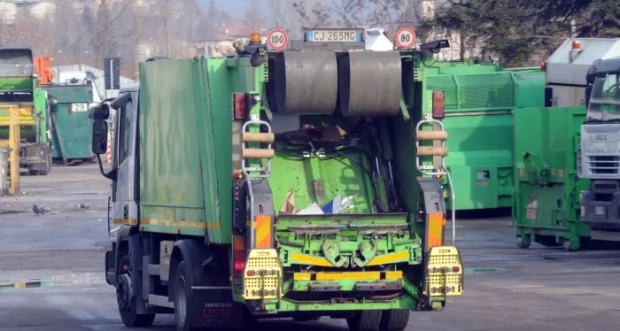 Rifiuti, il giorno dei sacchetti verdi