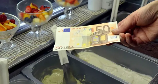 Si compra due gelati con soldi falsi: arrestato