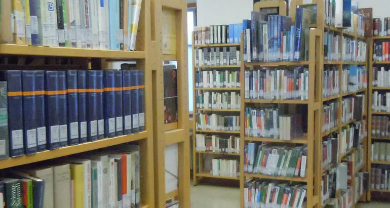 Rubano in biblioteca, ma a pagare è l’impiegato