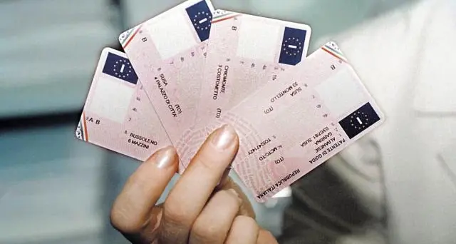 Documenti falsi per conversione patenti: sette denunce