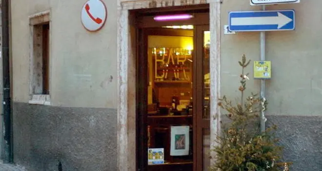 Chiusura anticipata, ma il bar si ribella