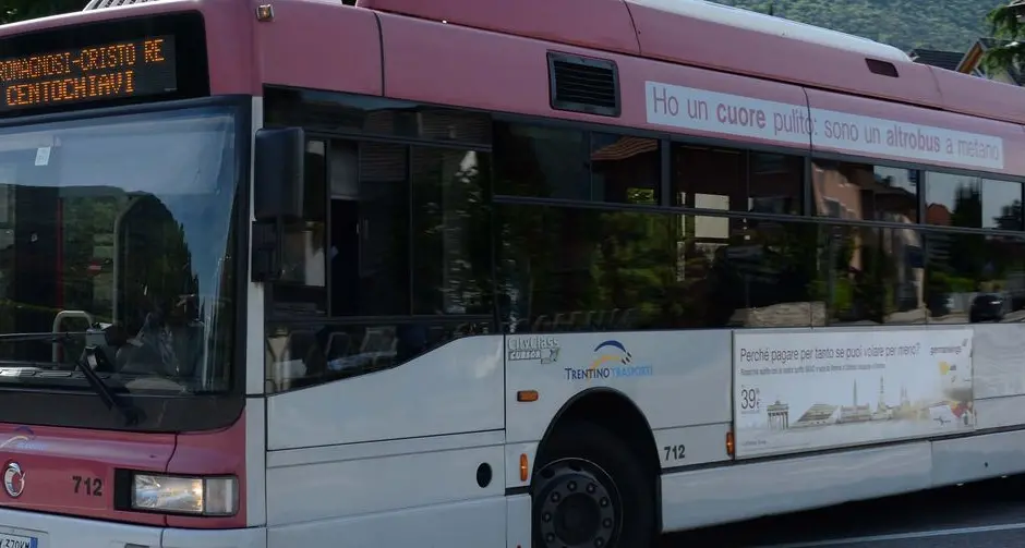 Adolescente molestata sull’autobus