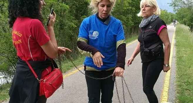 Pecora malnutrita soccorsa in ciclabile
