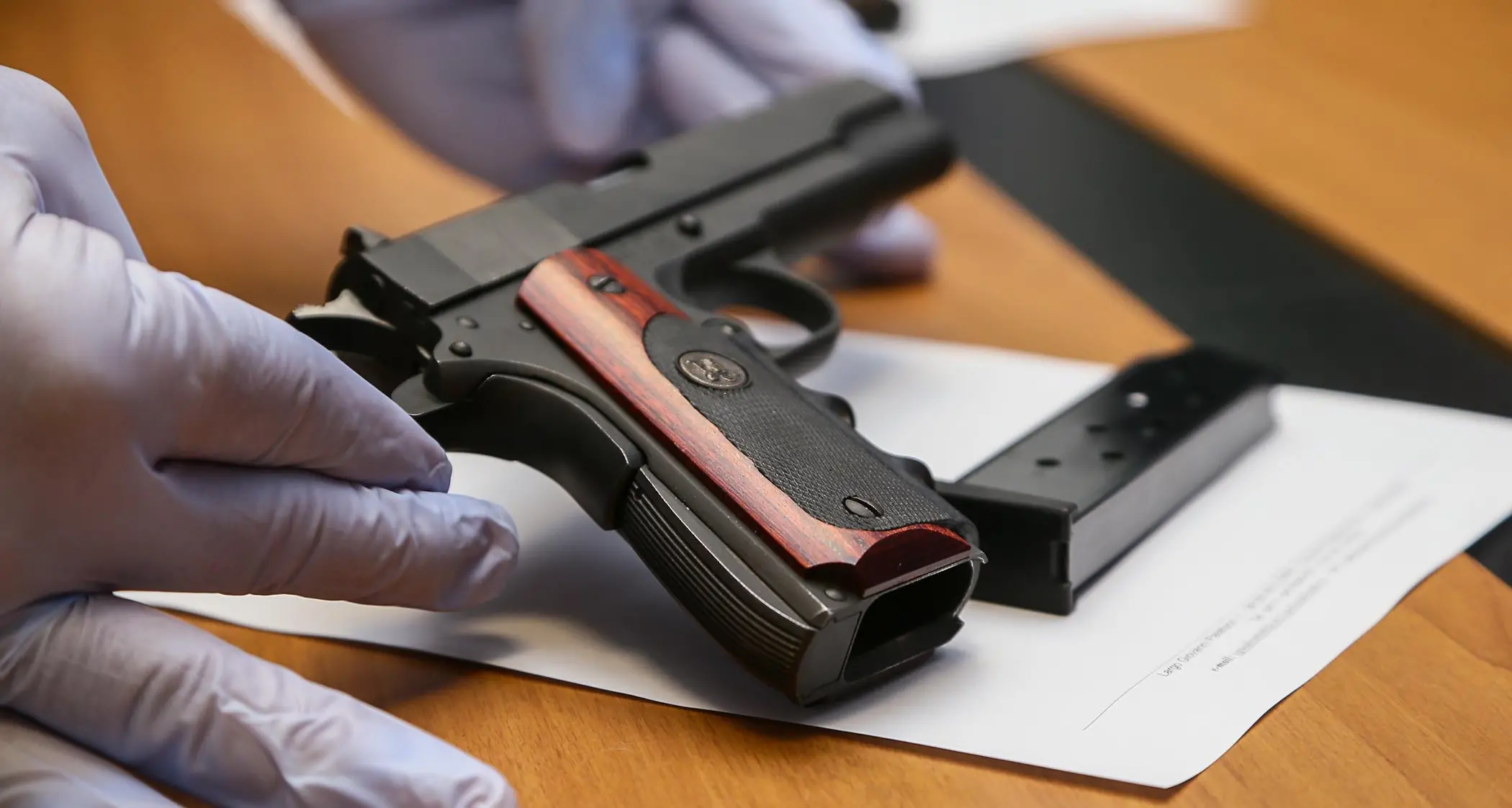 Minaccia con pistola in negozio, arrestato uomo di Trento