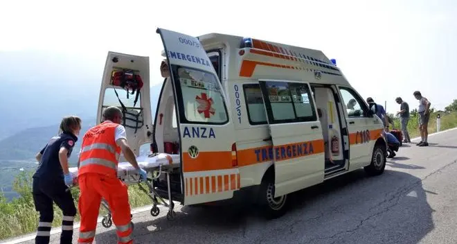 Tenna, cade da una scala esterna: è grave