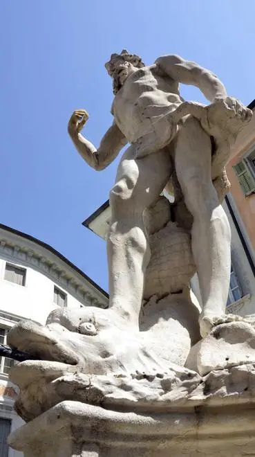 Un falso d’autore sostituirà il tridente rubato al Nettuno