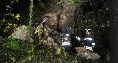 Maltempo, auto colpita da un masso