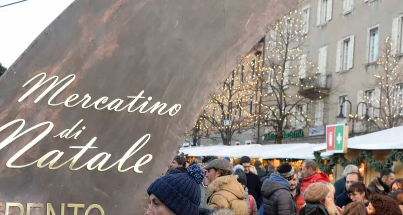 Mercatini pieni anche dopo Natale: è caccia ai «saldi»