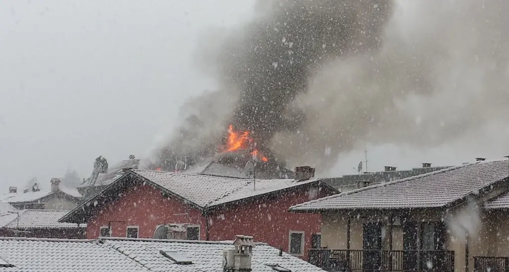 Mori, rogo distrugge il tetto di un palazzo antico