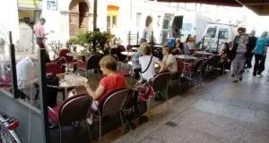 Tavolini dei bar senza regoleIn centro a Trento domina il caos