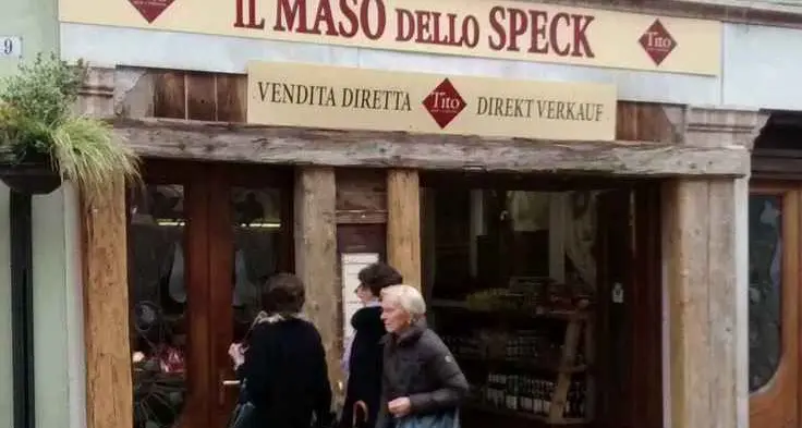 Il negozio cambia stagione: basta coni, tocca ai salumi