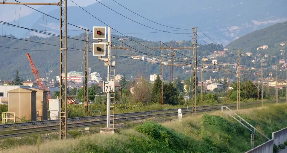 Rovereto, una bomba incendiaria lungo i binari