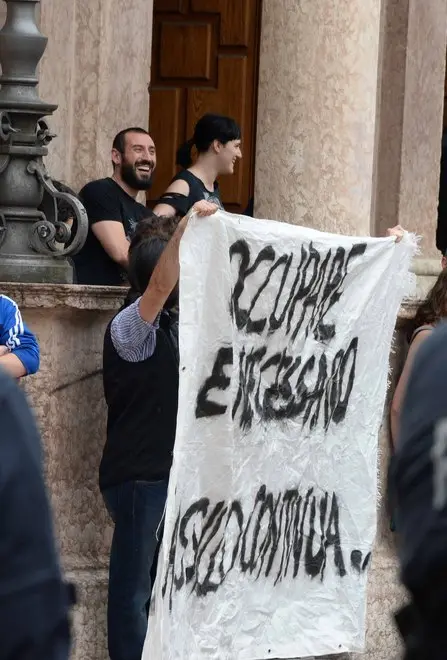 Sgomberato l’ex asilo mattina di tensione