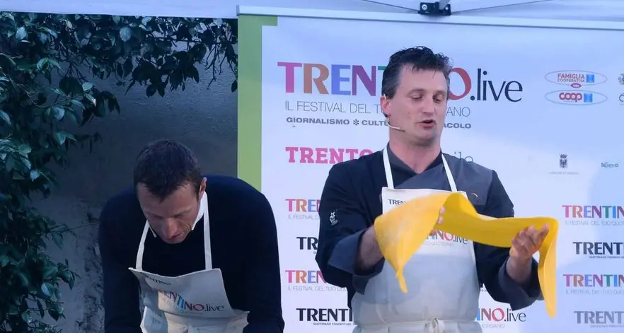 Allo show cooking c’è Cristian Bertol con Adriana Volpe