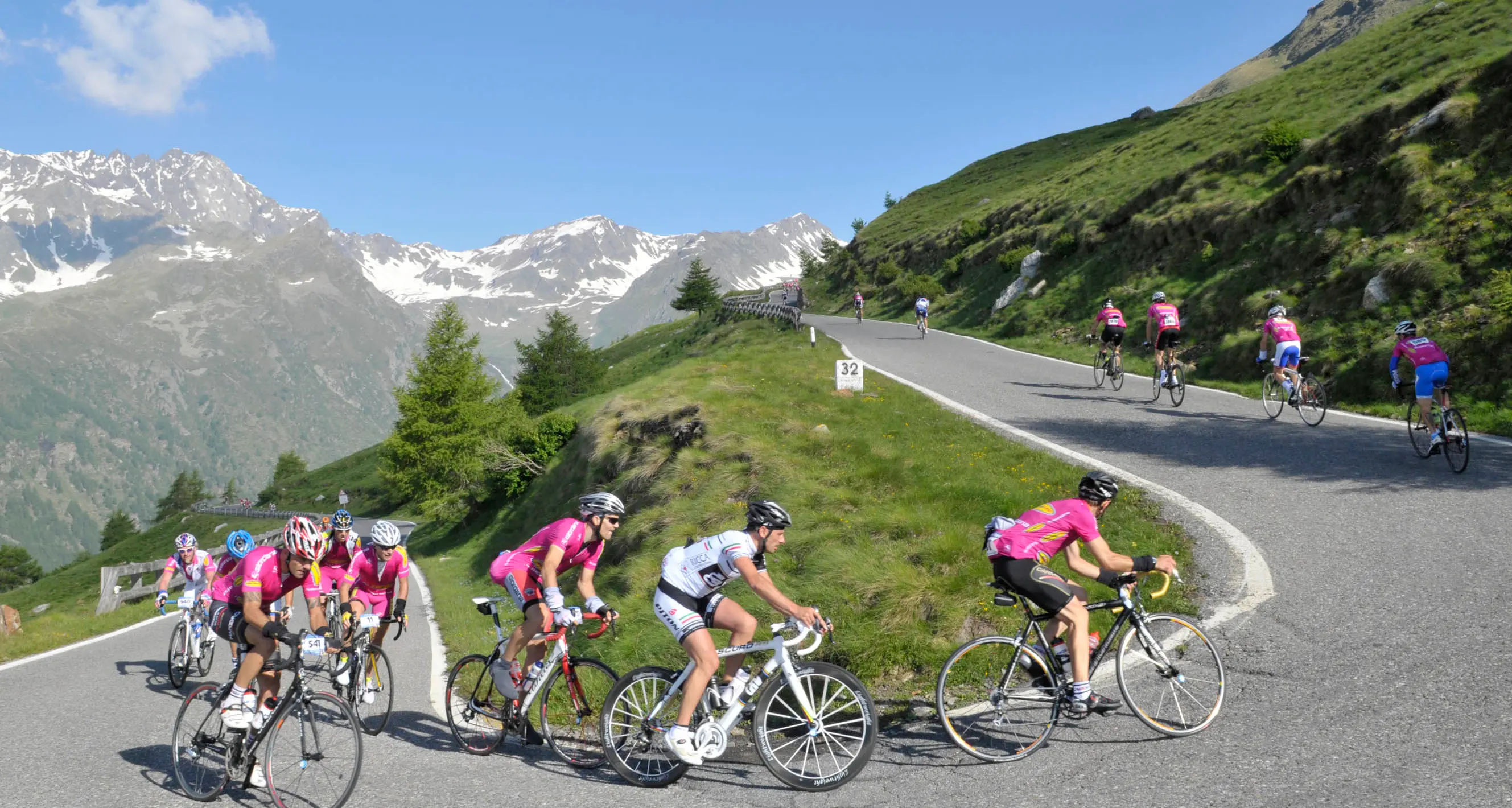 Gli amatori della Gran Fondo sulla Pinzolo-Aprica