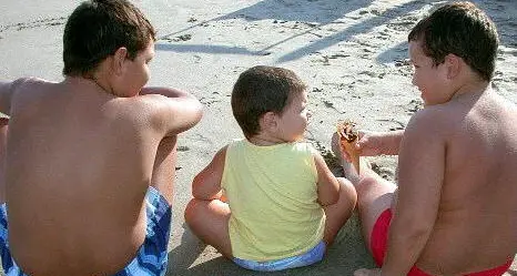 Bimbi obesi, la colpa è dei genitori