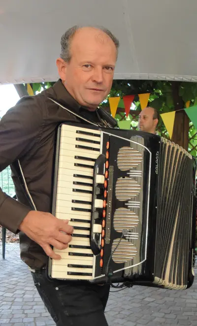 La festa degli anziani? Si fa in discoteca