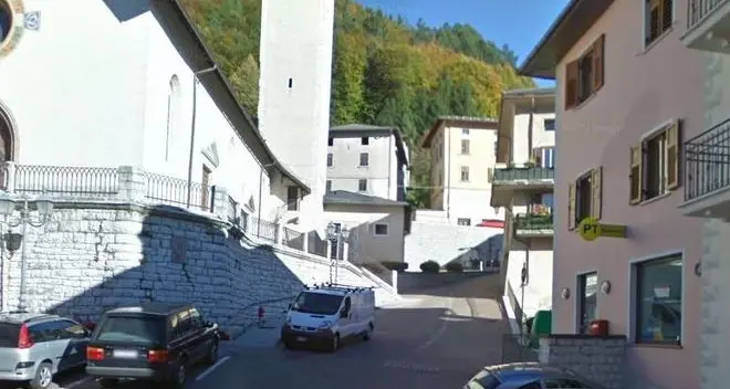 Snowboarder in gara lungo le strade di Castello Tesino