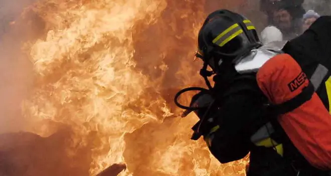 Distrutta un’auto e due cassonetti: l’incendio è doloso