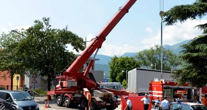 Schiacciata dal camion mentre attraversa