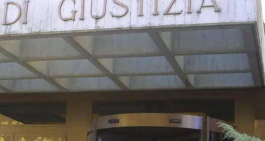 Evade le tasse per pagare gli operai