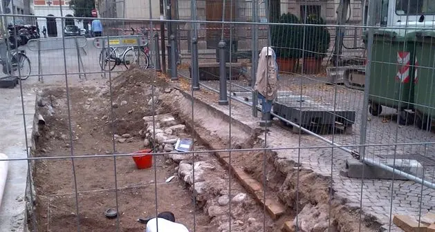 Piazza Erbe, il selciato nascondeva mura antiche