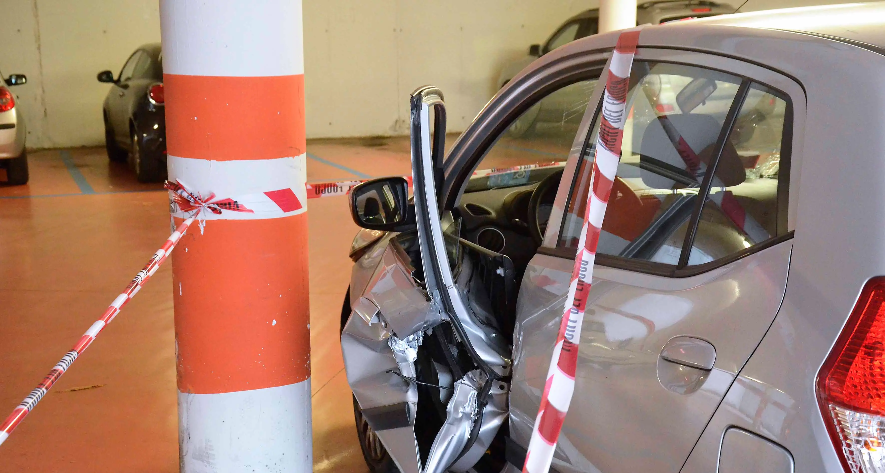 Un malore e si schianta nel parcheggio
