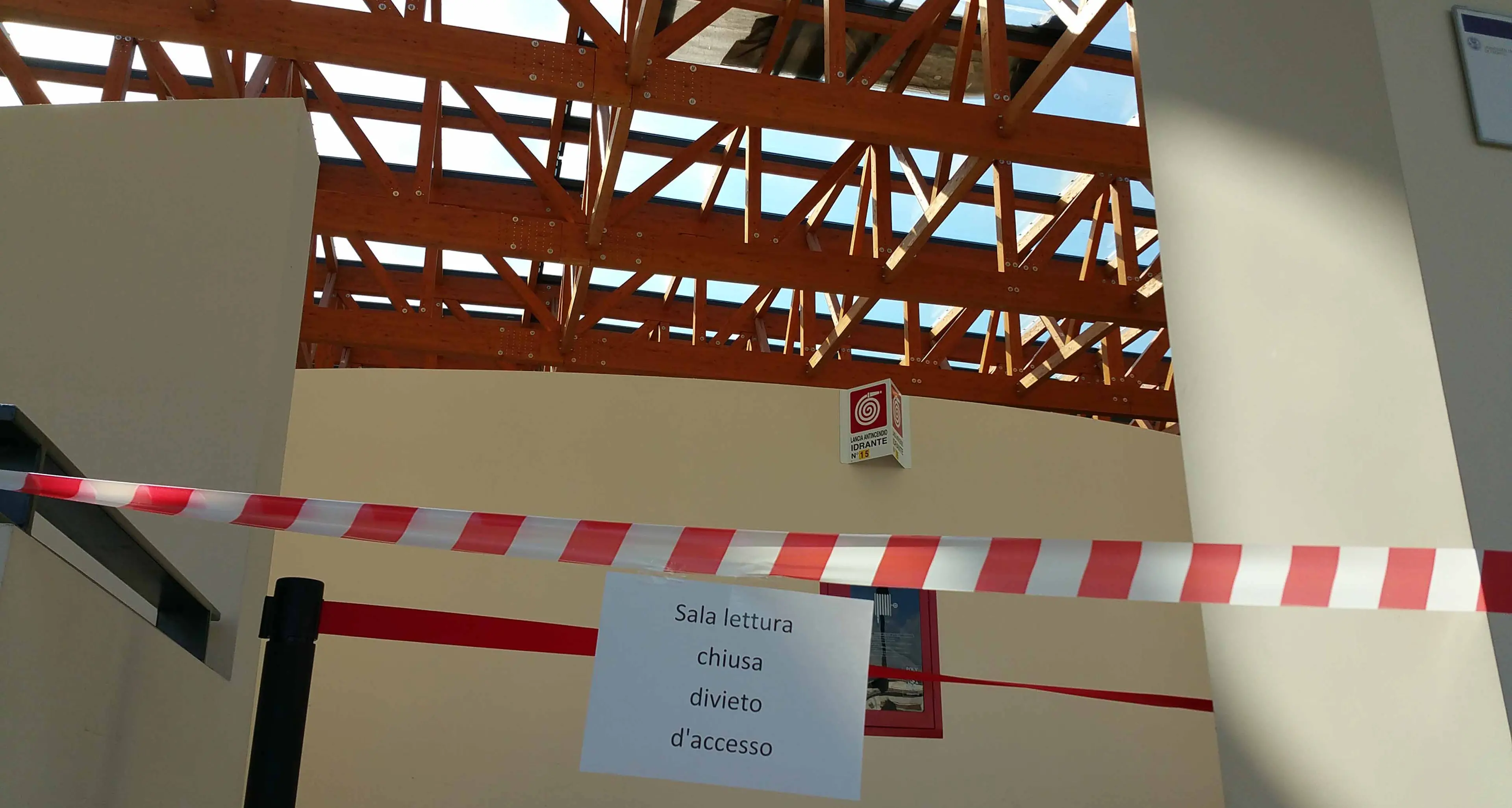 Vetro cede, chiusa la grande sala lettura