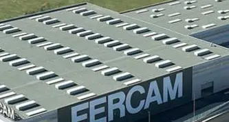 Ladri si calano dal tetto e rubano merce natalizia alla Fercam