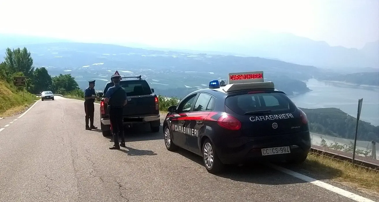 Dimaro, due nomadi rubano un portafoglio mentre la famiglia è a pranzo