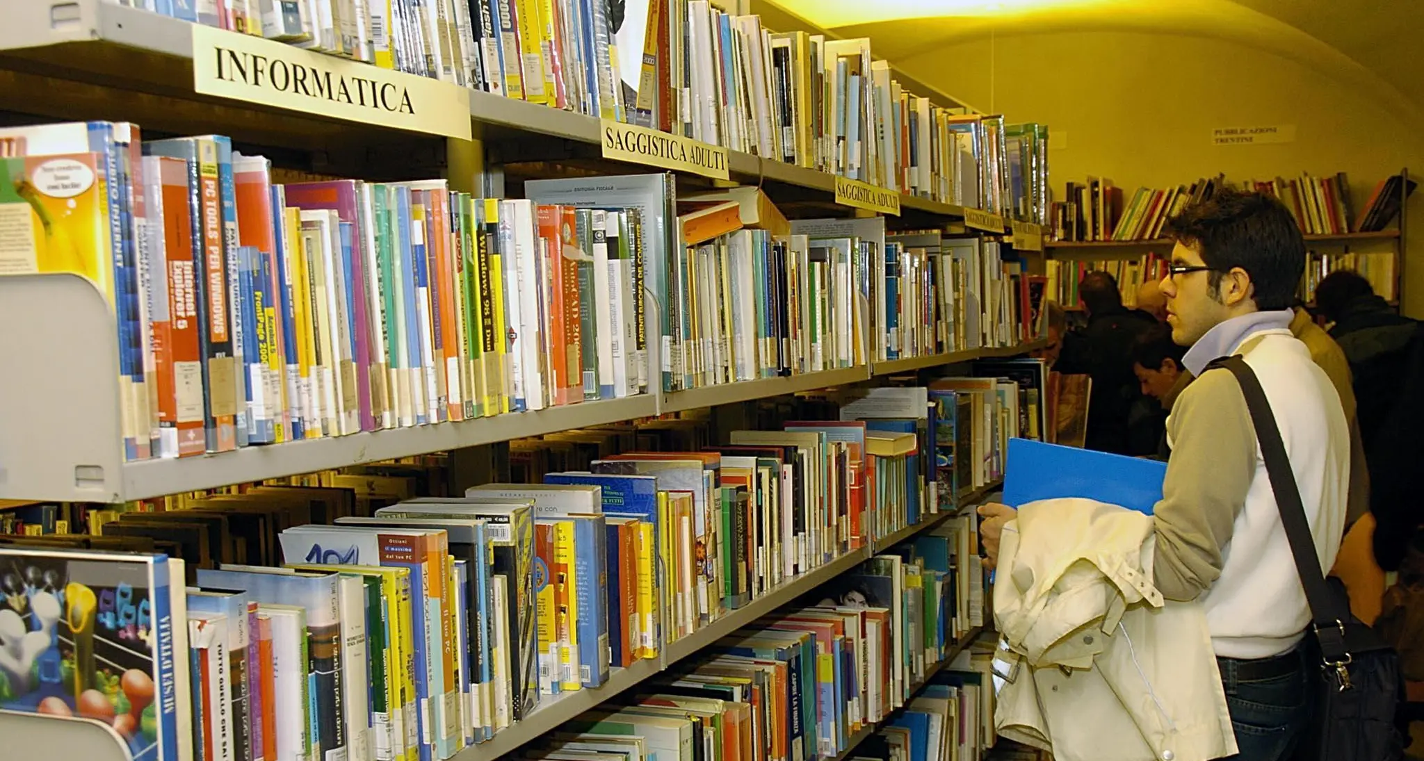 Trento, la biblioteca comunale vende libri a 2 euro