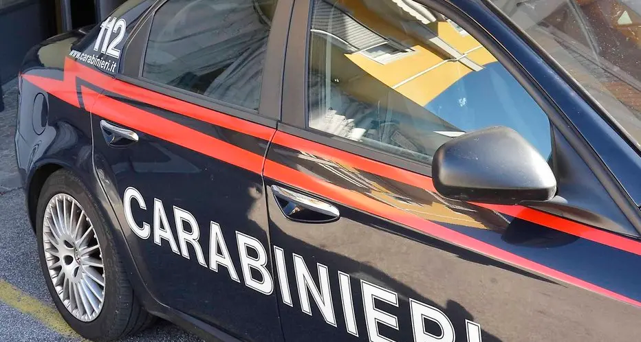 Va al cimitero di Nago, le rubano la borsa