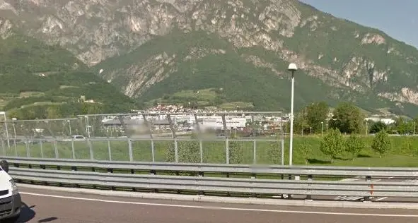 Anziano imbocca contromano la rotatoria di Trento sud: bloccato