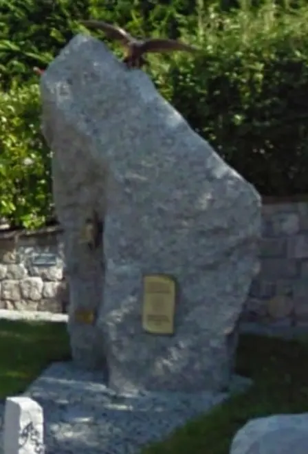 Rubano anche l’aquila del monumento ai caduti