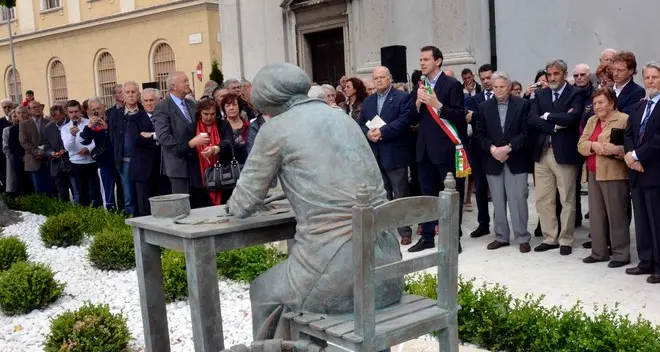 Tolti i veli alla statua che celebra le zigherane