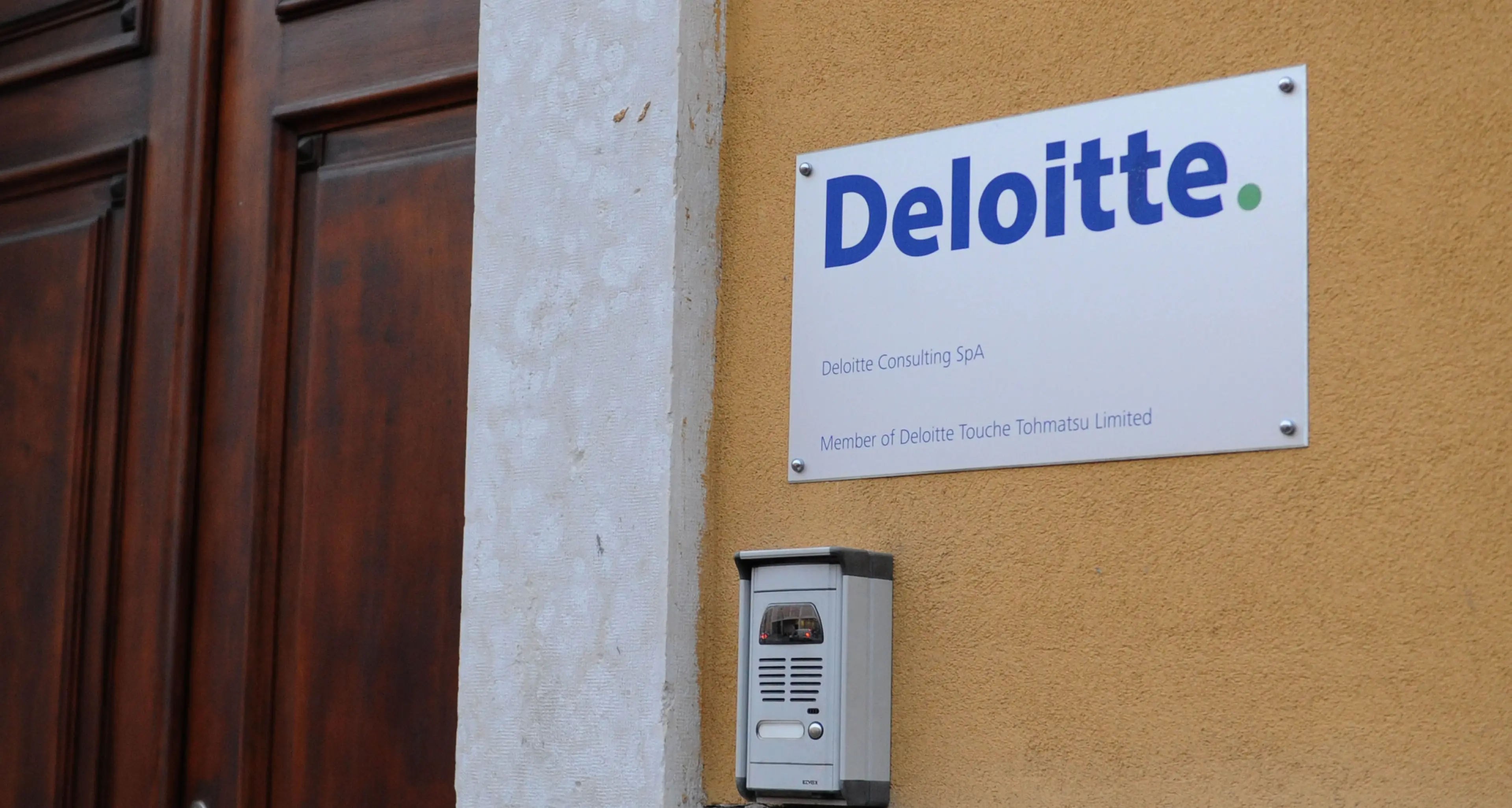 Un fiume di denaro pubblico nelle casse di Deloitte