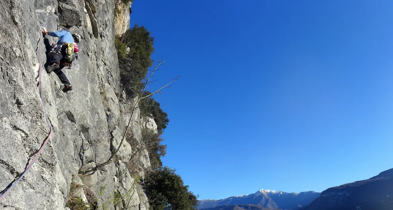 Precipita mentre arrampica, gamba rotta