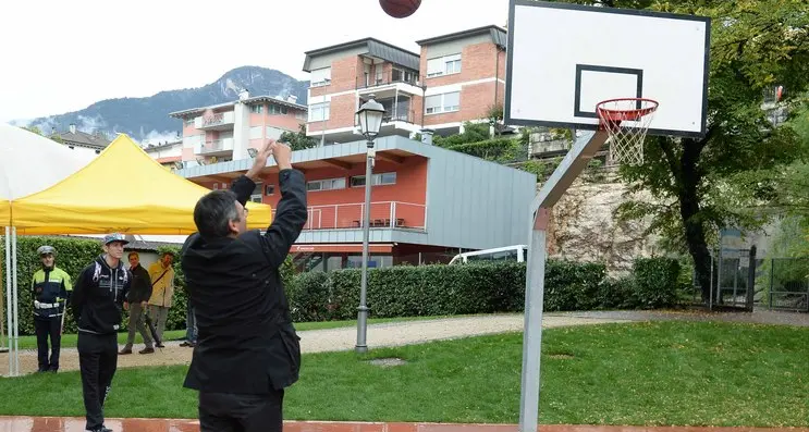 Un campo di basket per i ragazzi della città