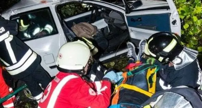 Auto nel burrone, ma è un’esercitazione