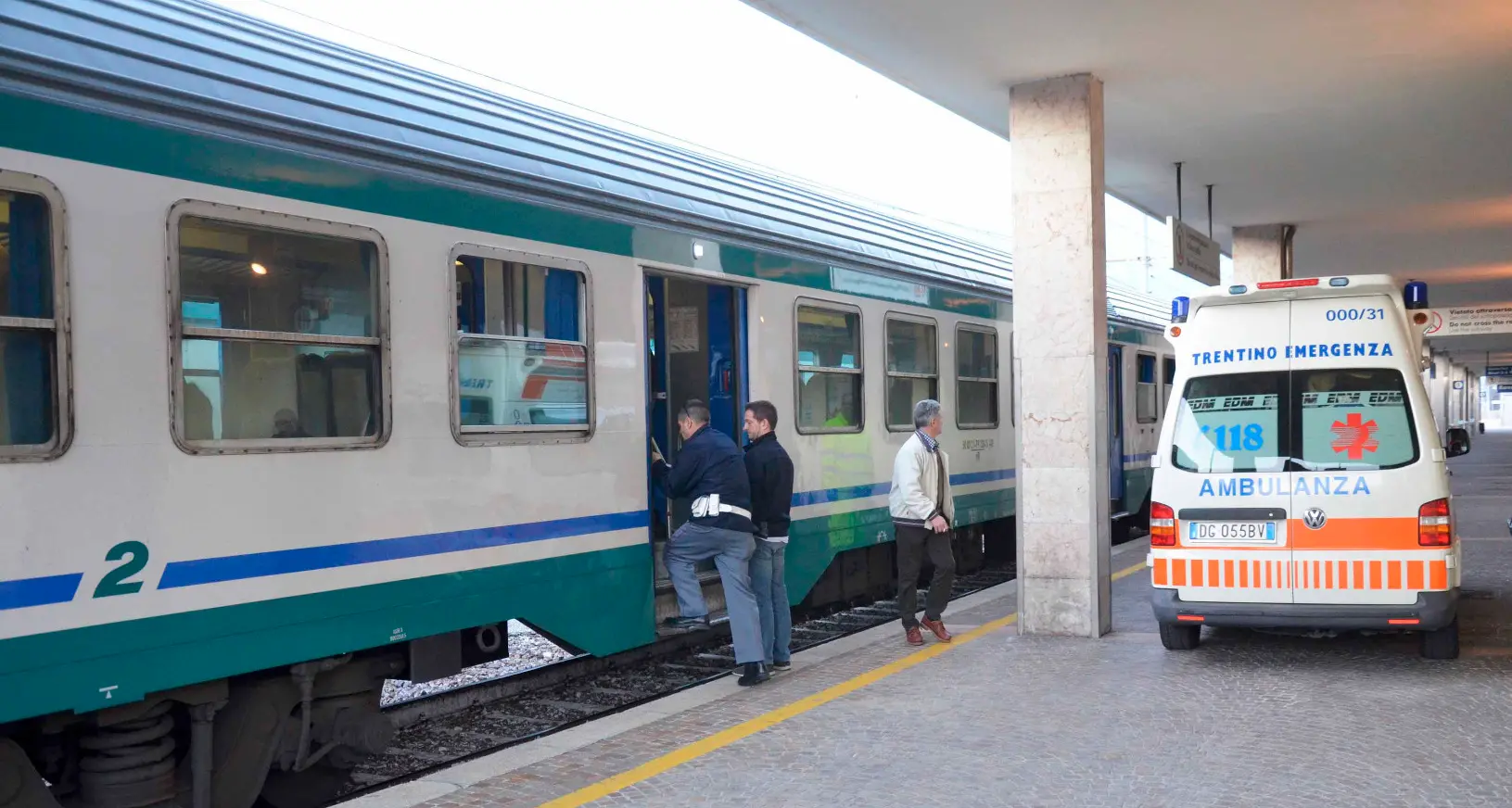 Ala, piazzano sassi sulle rotaie e poi li lanciano contro il treno