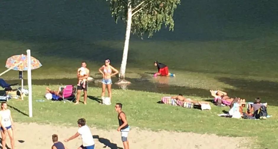 Il burkini emerge dalle acque trentine