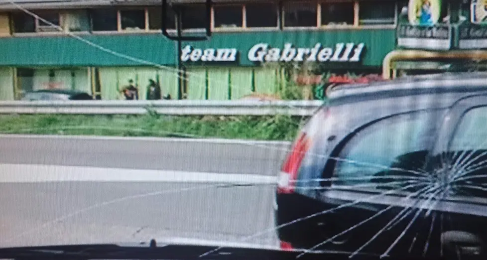 Pugni e calci alla corriera per farla fermare