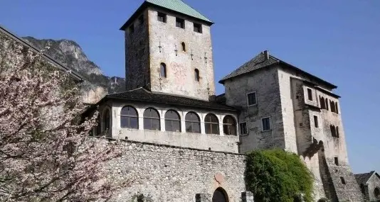 Un pezzo di Castel Ivano messo in vendita on-line